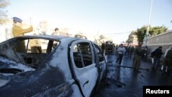 Polisi berkumpul di lokasi pemboman mobil di luar akademi kepolisian di Sanaa (7/1).