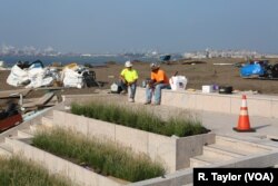 Para pekerja konstruksi meletakkan tangga-tangga granit di atas museum Patung Liberty, yang diperkirakan akan dibuka pada bulan Mei 2019