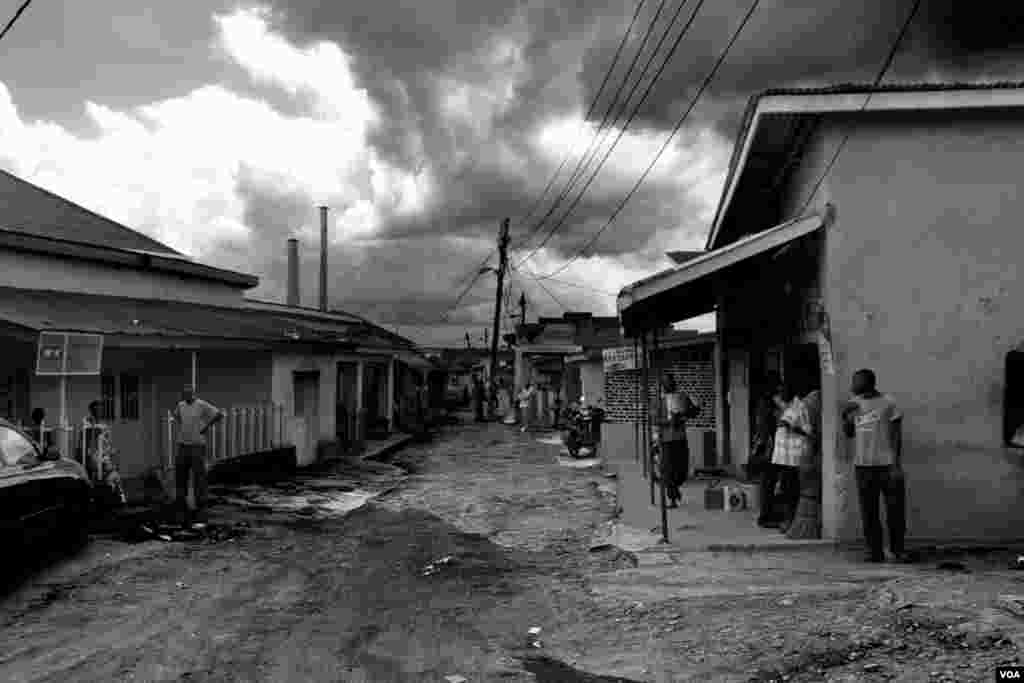 Hundreds of orphans from Rwanda&#39;s 1994 genocide still struggle in Kigali&#39;s slums, many working as drug dealers or prostitutes to survive, the corridor Giporoso in Kigali, Rwanda, Nov 20, 2013. (Hamada Elrasam for VOA)