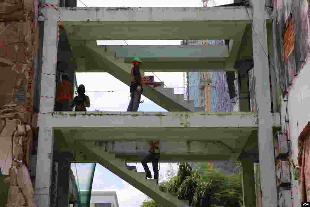 ទិដ្ឋភាព​នៃ​ការ​វាយកម្ទេច​អគារប៊ូឌីញ​ "អគារ ស​" ក្នុង​រាជធានី​ភ្នំពេញ​ នាថ្ងៃទី៣​ ខែសីហា​ ឆ្នាំ២០១៧។ ​អគារ​ប៊ូឌីញ​ កសាង​ឡើង​ក្នុង​អំឡុង​ឆ្នាំ១៩៦០​ ហើយ​អគារ​នេះ​ចាប់ផ្តើម​វាយកម្ទេច​នា​ខែ​ កក្កដា​ ឆ្នាំ​២០១៧។ ​(រ៉ាវី សុភារ័ត្ន/VOA)