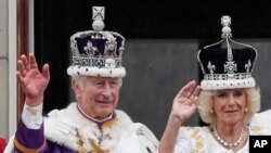 Britanski kralj Čarls III i kraljica Kamila na balkonu Bakingemske palate posle ceremonije krunisanja u Londonu, 6. maja 2023. (Foto: AP/Frank Augstein)