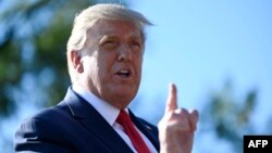 រូបឯកសារ៖ ប្រធានាធិបតី​សហរដ្ឋ​អាមេរិក លោក Donald Trump ថ្លែង​ទៅកាន់​អ្នកសារព័ត៌មាន​នៅពេលដែល​លោក​ចាកចេញ​ពី​សេតវិមាន​នៅ​រដ្ឋធានី​វ៉ាស៊ីនតោន កាលពី​ថ្ងៃទី៣០ ខែកញ្ញា ឆ្នាំ២០២០។