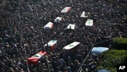 알라위파 조문객들의 애도 속에 희생자들의 운구행렬이 지나가고 있다. 