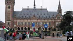 支持巴勒斯坦与支持以色列的示威者在荷兰海牙的国际法院外举行抗议活动。（2024年2月21日）