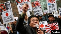 지난 1일 제 95주기 3.1 절을 맞아, 한국 서울의 일본 대사관 앞에서 보수 단체들이 반일 집회를 열었다.