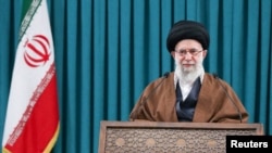 Pemimpin Tertinggi Iran Ayatollah Ali Khamenei menyampaikan pidato yang disiarkan televisi di Teheran, Iran, 1 Maret 2022. (Foto: via Reuters)