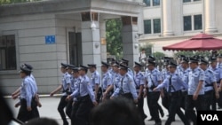 薄案开审在即 济南法院前警力加强