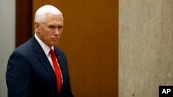 Wapres AS, Mike Pence, tiba untuk berbicara pada Konferensi Washington untuk Benua Amerika ke-49, Selasa, 7 Mei 2019, di Deplu AS, Washington, D.C. (foto: AP Photo/Patric Semansky)