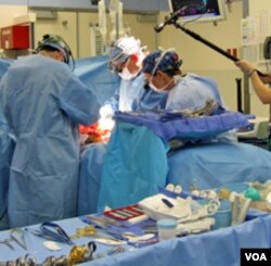 Politik Amerika terpecah dalam kaitan dengan opini publik mengenai reformasi layanan kesehatan.