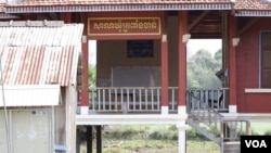 សាលាឃុំត្រពាំងចាន់មិនមាន​សកម្មភាពមមាញឹក ក្រោយ​បញ្ចប់ការងារ​មេឃុំ និងក្រុមប្រឹក្សាគណបក្សប្រឆាំង។ (ស៊ុន ណារិន/VOA)