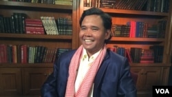 រូបឯកសារ៖​ លោក អ៊ូច ឡេង ប្រធាន​អង្គការ​ក្រុម​កិច្ចការពិសេស​សិទ្ធិមនុស្ស​កម្ពុជា និង​ជា​ជ័យ​លាភី​ពានរង្វាន់​វីរជន​បរិស្ថាន Goldman Environmental Prize ប្រចាំ​ឆ្នាំ​២០១៦ បាន​ផ្តល់​បទសម្ភាសន៍​ជាមួយ​លោក សាយ មុន្នី ក្នុង​បន្ទប់​ផ្សាយ​របស់​ VOA ក្នុងរដ្ឋធានី វ៉ាស៊ីនតោន កាល​ពី​ថ្ងៃ​ទី​២២ ខែ​មេសា ឆ្នាំ​២០១៦ អំពី​ទទួល​បាន​ពាន​រង្វាន់​ដ៏​ធំ​បំផុត​លើ​ពិភពលោក​ សម្រាប់​សកម្មជន​បរិស្ថាន​ ការពារ​ធនធានធម្មជាតិ​នេះ។​ (VOA)