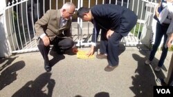 公开信最后被留置在人行道上（美国之音国符拍摄）