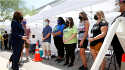 Wapres AS Kamala Harris (kiri) mendorong warga untuk melakukan vaksinasi dalam kunjungan di pusat vaksinasi di Las Vegas, Nevada (3/7).