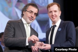 លោក Billy Gorter ស្ថាបនិក​នៃ​អង្គការ​ជីវិត​នៃ​កម្ពុជា ទទួល​ពាន​រង្វាន់ Stars Impact Award សម្រាប់​ឆ្នាំ​២០១៥ ពី​មូលនិធិ Stars។ (រូប​ថត​ដោយ​ Stars Foundation)