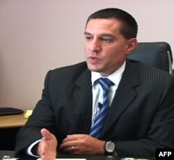 Jonatan Bartel hibsdagi Jafar Sobirovning advokati. Jafar Amerikadan boshpana so’ramoqda, vatanida ta’qibdan hayiqmoqda.