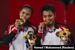 Ganda putri Greysia Polii dari dan Apriyani Rahayu berhasil meraih medali emas di kejuaraan bulu tangkis Olimpiade Tokyo 2020.. (Foto: REUTERS/Hamad I Muhammad)
