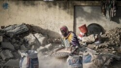 Habiba concasse des gravats, à N'djamena, le 13 avril 2021.