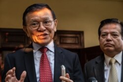 លោក កឹម សុខា មេដឹក​នាំ​បក្ស​ជំទាស់​និយាយ​ជាមួយ​អ្នក​សារព័ត៌មាន​នៅ​ក្នុង​គេហដ្ឋាន​របស់​លោក​មុន​នឹង​ចេញ​ទៅ​សាលាដំបូង​រាជធានី​ភ្នំពេញ​ដើម្បី​ចូល​រួម​សវនាការសវនាការ​សប្តាហ៍​ទីពីរ លើ​សំណុំរឿង ដែល​លោក​ត្រូវបាន​ចោទបទ «ឃុបឃិតជាមួយរដ្ឋបរទេស» កាល​ពីថ្ងៃទី២២ ខែមករា ឆ្នាំ២០២០។