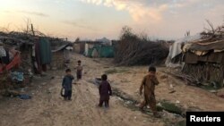 Anak-anak bermain di luar tempat tinggal sementara mereka di kamp pengungsi Afghanistan di Islamabad, Pakistan, 13 Februari 2020. 
