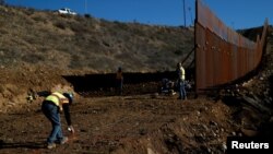 지난 13일 미국-멕시코 간 장벽을 세우기 위해 미국 노동자들이 선을 그어 경계를 표시하고 있다. 