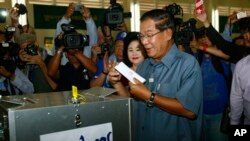 PM Kamboja Hun Sen, memberikan suara di kota Takhmau, selatan ibukota Phnom Penh, Minggu (28/7). Hun Sen diperkirakan akan memperpanjang kekuasaannya. 