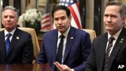 যুক্তরাষ্ট্রের পররাষ্ট্রমন্ত্রী মার্কো রুবিও (মাঝে), হোয়াইট হাউসের জাতীয় নিরাপত্তা উপদেষ্টা মাইক ওয়াল্টজ (ডানে), এবং যুক্তরাষ্ট্রের বিশেষ দূত স্টিভ উইটকফকে ২০২৫ সালের ১৮ ফেব্রুয়ারি সৌদি আরবের রিয়াদে দিরিয়াহ প্রাসাদে রুশ কর্মকর্তাদের সাথে বৈঠকের পর দেখা যাচ্ছে।