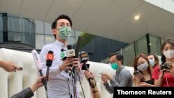 중국 전인대 상무위원회가 30일 홍콩 개편안을 통과시킨 데 이어, 홍콩 민주당 대표가 홍콩 입법회 건물 앞에서 기자회견을 하고 있다. 