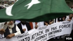 Warga Pakistan memprotes serangan udara NATO yang menewaskan 24 orang tentara Pakistan di dekat perbatasan Afghanistan (29/11).