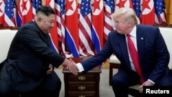 រូបឯកសារ៖ ប្រធានាធិបតី​សហរដ្ឋអាមេរិក​លោក Donald Trump​ (ស្ដាំ) ចាប់​ដៃ​ជាមួយ​នឹង​មេដឹកនាំ​កូរ៉េខាងជើង​លោក Kim Jong Un ខណៈ​ដែល​ពួកគេ​ជួប​គ្នា​នៅ​ក្រុង Panmunjom ប្រទេស​កូរ៉េខាងត្បូង ថ្ងៃទី៣០ ខែមិថុនា ឆ្នាំ២០១៩។ 