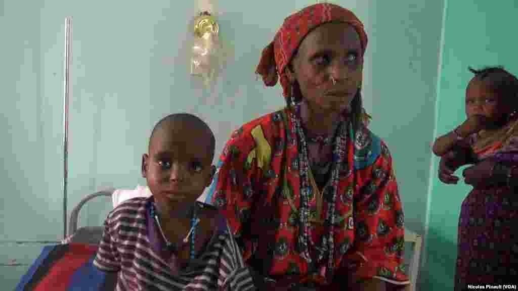 Une mere et son enfant de 5 ans patientent avant de sortir de l'hôpital, Diffa, Niger, le 18 avril 2017 (VOA/Nicolas Pinault)