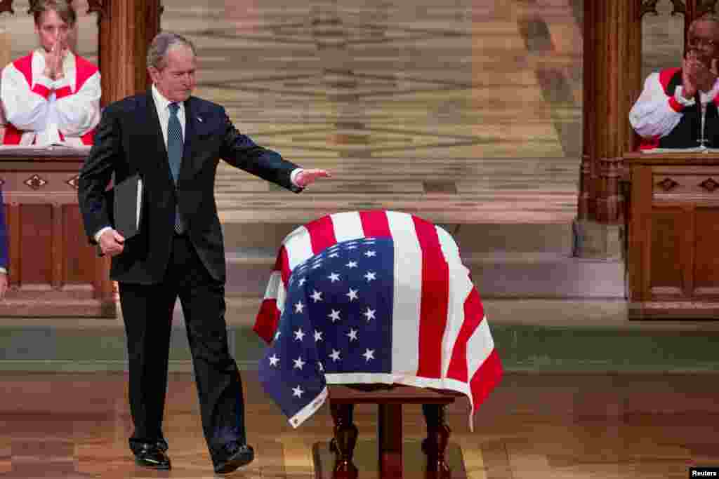 អតីត​ប្រធានាធិបតី​សហរដ្ឋ​អាមេរិក​ក្នុង​អាណត្តិ​ទី​៤៣ លោក​ George W. Bush ស្ទាប​ម្ឈូស​ឪពុក​របស់​ខ្លួន​ដែល​ជា​អតីត​ប្រធានាធិបតី​ទី​៤១​លោក George H.W. Bush បន្ទាប់​ពី​ថ្លែង​នៅ​ក្នុង​ពិធី​បុណ្យ​សព​នៅ​ព្រះវិហារជាតិ​ក្នុង​រដ្ឋ​ធានី​វ៉ាស៊ីនតោន។