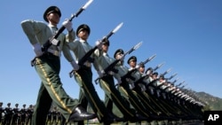 중국 전승절 행사를 앞두고 지난 22일 베이징 외곽에서 의장대가 군사행진을 연습하고 있다.