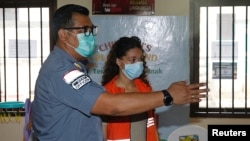 Heather Mack, dikawal petugas imigrasi usai dibebaskan dari Lapas Kerobokan, di Rumah Detensi Imigrasi Jimbaran, Badung, Bali, 29 Oktober 2021. (Foto: REUTERS/Johannes P. Christo)