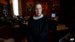 Hakim Agung Amerika Ruth Bader Ginsburg di Mahkamah Agung, Washington, 24 Juli 2013 (Foto: dok). 