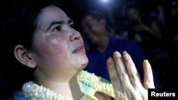 អ្នកស្រី ទេព វន្នី សកម្មជនសិទ្ធិដីធ្លី សំពះអរគុណអ្នកគាំទ្រអ្នកស្រី ក្រោយពេលដែលអ្នកស្រី ត្រូវបានដោះលែង​ពី​ពន្ធនាគារ​តាម​ព្រះរាជក្រឹត្យ​របស់​ព្រះមហាក្សត្រ ព្រះបាទនរោត្តម សីហមុនី រាជធានីភ្នំពេញ ថ្ងៃទី២០ ខែសីហា ឆ្នាំ២០១៨។ 