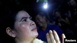 អ្នកស្រី ទេព វន្នី សកម្មជនសិទ្ធិដីធ្លី សំពះអរគុណអ្នកគាំទ្រអ្នកស្រី ក្រោយពេលដែលអ្នកស្រី ត្រូវបានដោះលែង​ពី​ពន្ធនាគារ​តាម​ព្រះរាជក្រឹត្យ​របស់​ព្រះមហាក្សត្រ ព្រះបាទនរោត្តម សីហមុនី រាជធានីភ្នំពេញ ថ្ងៃទី២០ ខែសីហា ឆ្នាំ២០១៨។ 