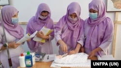 به گفتۀ دفتر هماهنگی امور کمک‌های بشری ملل متحد، ممنوعیت آموزش دختران در انستیتیوت‌های طبی توسط طالبان، به گونۀ مستقیم بر ۴۵هزار محصل دختر در افغانستان تاثیر گذاشته است.