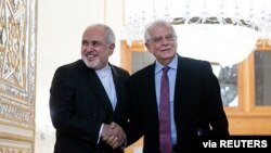 호세프 보렐 EU 외교안보대표(오른쪽)가 3일 테헤란에서 자바드 자리프 이란 외무장관과 회담했다.