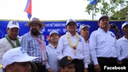 លោក ឡុង រី (ស្តាំបង្អស់) អតីត​អ្នក​តំណាងរាស្ត្រ​​នៃគណបក្សសង្គ្រោះជាតិ និងលោកកឹម សុខា (កណ្តាល)​ និងសមាជិកគណបក្សប្រឆាំងមួយចំនួនទៀត នៅពេលធ្វើសកម្មភាពឃោសនាយោបាយក្នុងអំឡុងពេលបោះឆ្នោតឃុំសង្កាត់ឆ្នាំ២០១៧។ (រូបថតដកស្រង់៖ ទំព័រហ្វេសប៊ុករបស់លោក Ry Long)