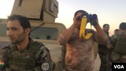 FILE - Kurdish Peshmerga soldiers observe the ongoing battle on Oct. 20, 2017 in Altun Kobri, a disputed area of northern Iraq. (H.Murdock/VOA)