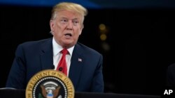 도널드 트럼프 미국 대통령이 15일 미네소타주 번스빌에서 열린 경제 관련 토론회에서 미-북 대화는 완벽하게 진행되고 있다며, 서두를 필요가 없다고 말했다.