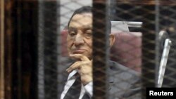 Presiden terguling Mesir, Hosni Mubarak saat menghadiri sidang di Kairo, 21 Mei 2014 (Foto: dok). 