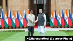 印度总理莫迪(右)星期二在印度首都新德里与到访的菲律宾总统小费迪南德·马科斯举行双边会谈前握手。(2025年8月5日)