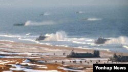 북한 조선중앙통신이 지난 26일 공기부양정 등이 동원된 '상륙 및 반상륙 훈련'을 진행했다며 공개한 사진. 하지만 훈련 규모를 과장하기 위해 공기부양정 수를 복사해 늘렸다는 의혹을 받고 있다.