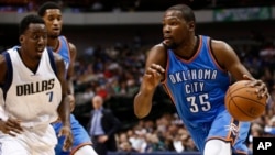 Kevin Durant (35) d'Oklahoma City à droite, tente un drible devant Al-Farouq Aminu (7) de Dallas Mavericks au cours de la prmière mi-temps d'un match de basketball, vendredi 10 octobre 2014, à Dallas, Texas