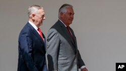Menteri Pertahanan AS Jim Mattis (kiri) dan Menteri Luar Negeri Rex Tillerson akan memberikan briefing soal Korut (foto: dok).