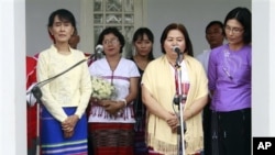 Sekretaris Umum Persatuan Nasional Karen (KNU) Naw Si Pho Ra Sein (nomor dua dari kanan) menggelar jumpa pers bersama tuan rumah Aung San Suu Kyi di kediamannya di Yangon (Rangun), Burma (8/4).