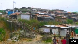 بنگلہ دیش کے قریب واقع نئے جزیرے بھاشا چار میں روہنگیا پناہ گزینوں کے لیے تعمیر کیا جانے والا پناہ گزین کیمپ۔ 