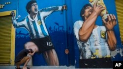 Građani odaju poštu Maradoni ispred stadiona Boka Juniorsa u Buenos Airesu