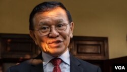 រូបឯកសារ៖ លោក កឹម សុខា មេដឹក​នាំ​គណបក្សសង្គ្រោះជាតិដែលត្រូវបានតុលាការកំពូលរំឡាយ និយាយ​ជាមួយ​អ្នក​សារព័ត៌មាន ​នៅ​ក្នុង​គេហដ្ឋាន​របស់​លោក​មុន​នឹង​ចេញ​ទៅ​សាលាដំបូង​រាជធានី​ភ្នំពេញ​ កាល​ពីថ្ងៃទី២២ ខែមករា ឆ្នាំ២០២០។ (ទុំ ម្លិះ/វីអូអេ)